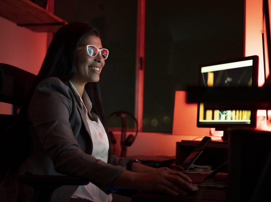 Support specialist at her monitor
